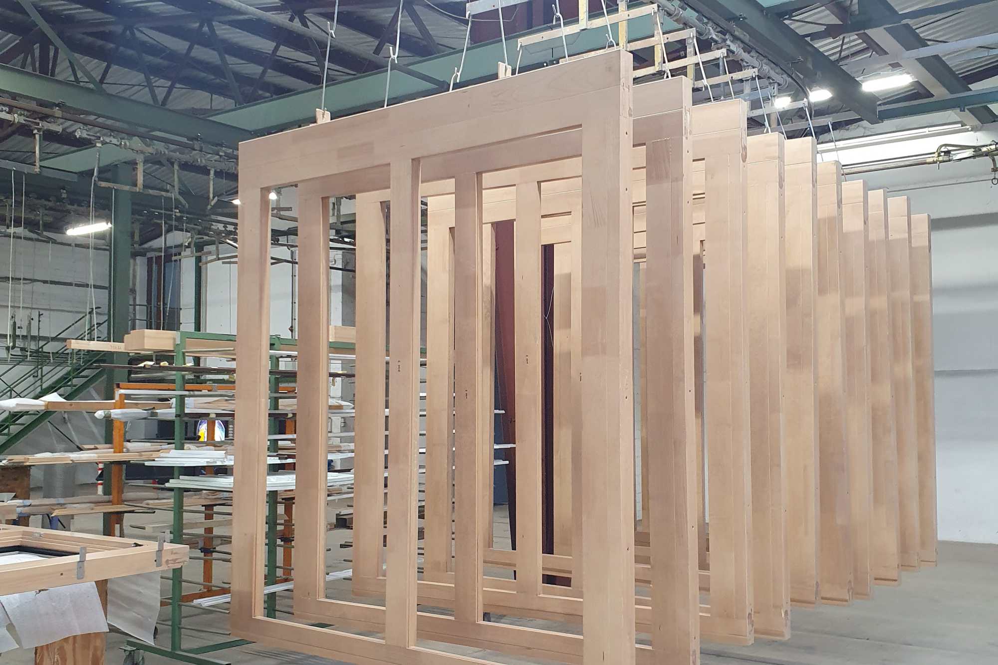 Die Holzfassadenmodule sind gefertigt und die Montage hat begonnen ({project_images:field_row_count})