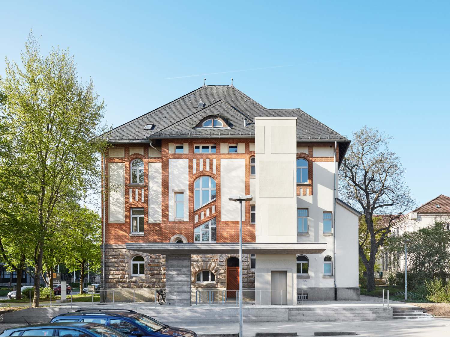 Die Sanierung der denkmalgeschützten Direktorenvilla zur School of Education: »Materialisierung und Farbkonzept« sind im Fokus der Arcguide (5)