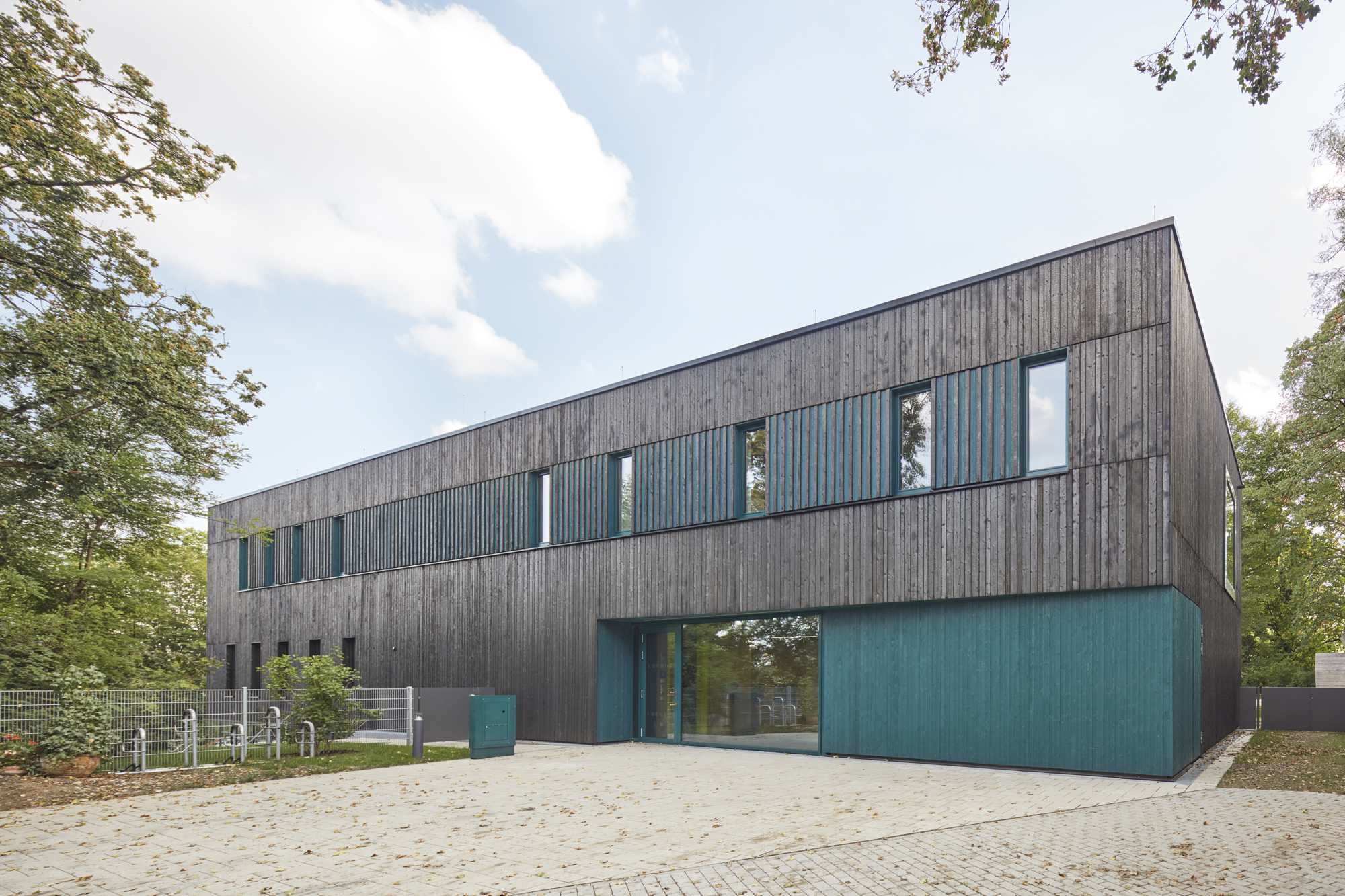 »Ein Waldhaus in der Stadt- der Neubau Kita Sofie Haug ist perfekt integriert in Nachbarschaft und Natur« ({project_images:field_row_count})