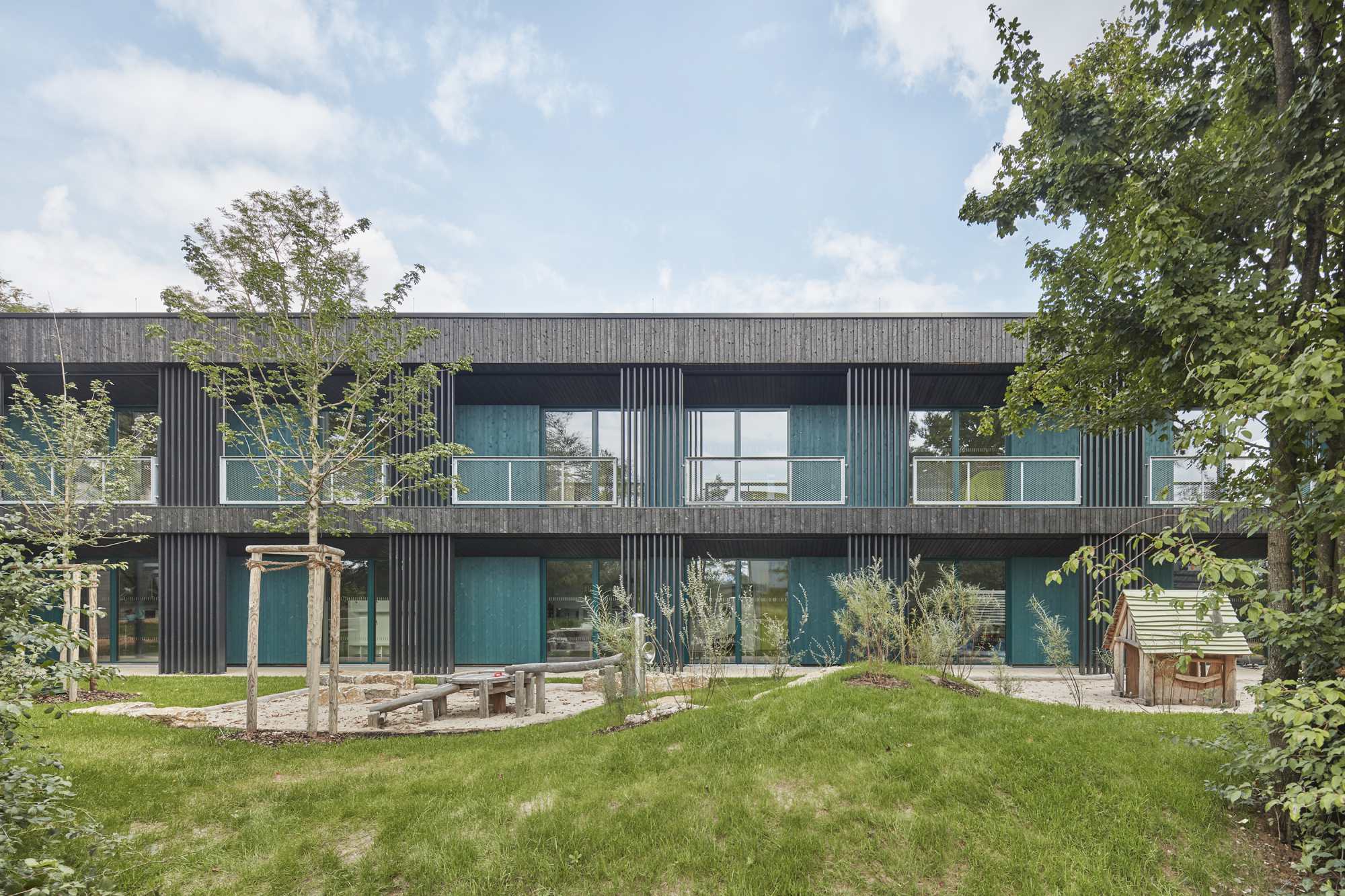 »Ein Waldhaus in der Stadt- der Neubau Kita Sofie Haug ist perfekt integriert in Nachbarschaft und Natur« ({project_images:field_row_count})