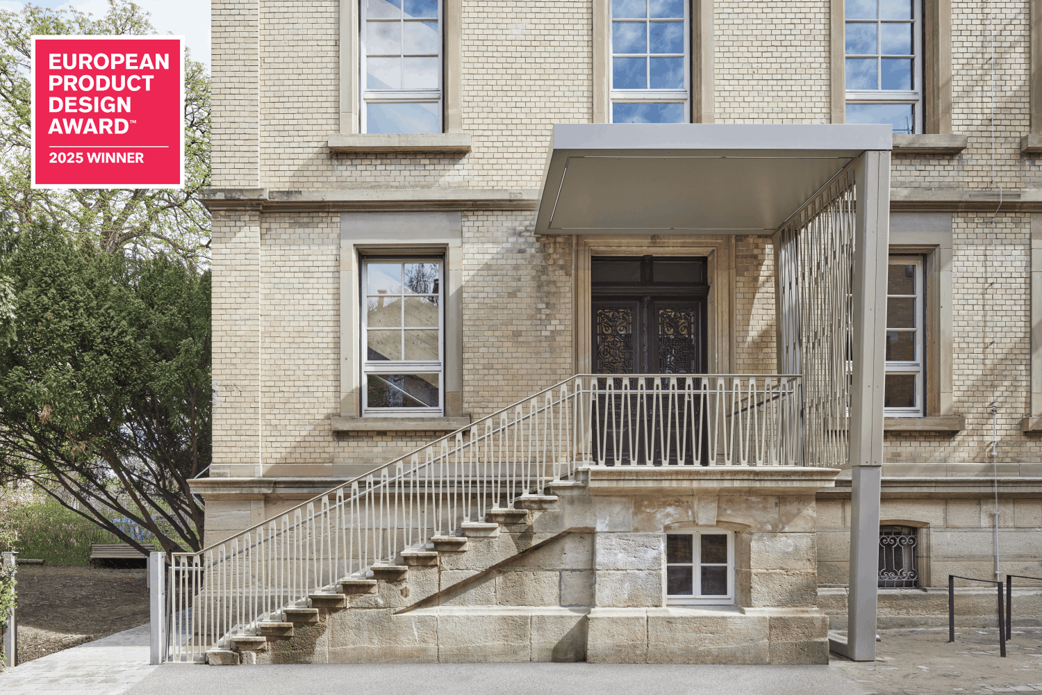 »European Product Design Award 2025 Winner« in der Kategorie »ARCHITECTURAL/BUILDING DESIGN« für die Denkmalpflegerische Sanierung und den Umbau der Kinderhaus Planie (1)