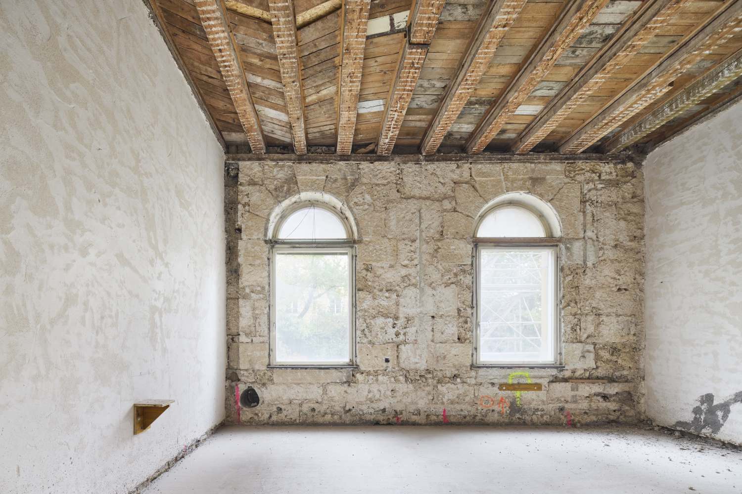 „Das bleibt“ trifft auf radikale Schnitte – Momente des Umbaus in der Gmelinstraße erinnern an Kunstinstallationen von Matta-Clark (5)
