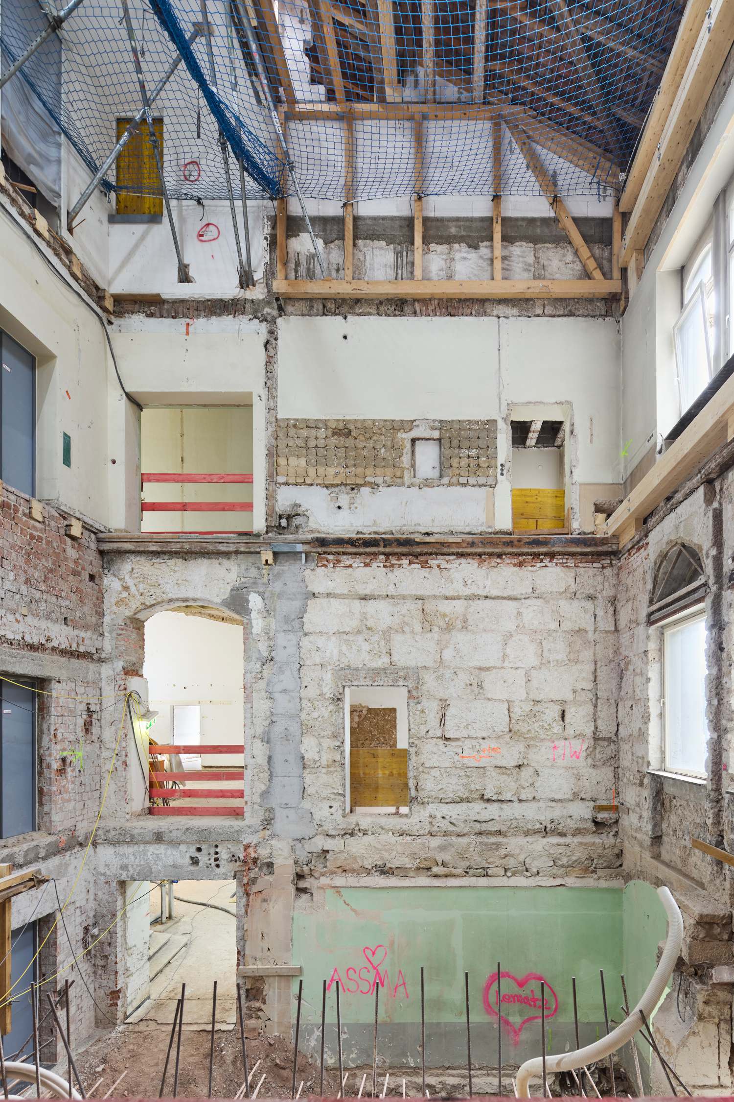 „Das bleibt“ trifft auf radikale Schnitte – Momente des Umbaus in der Gmelinstraße erinnern an Kunstinstallationen von Matta-Clark (1)