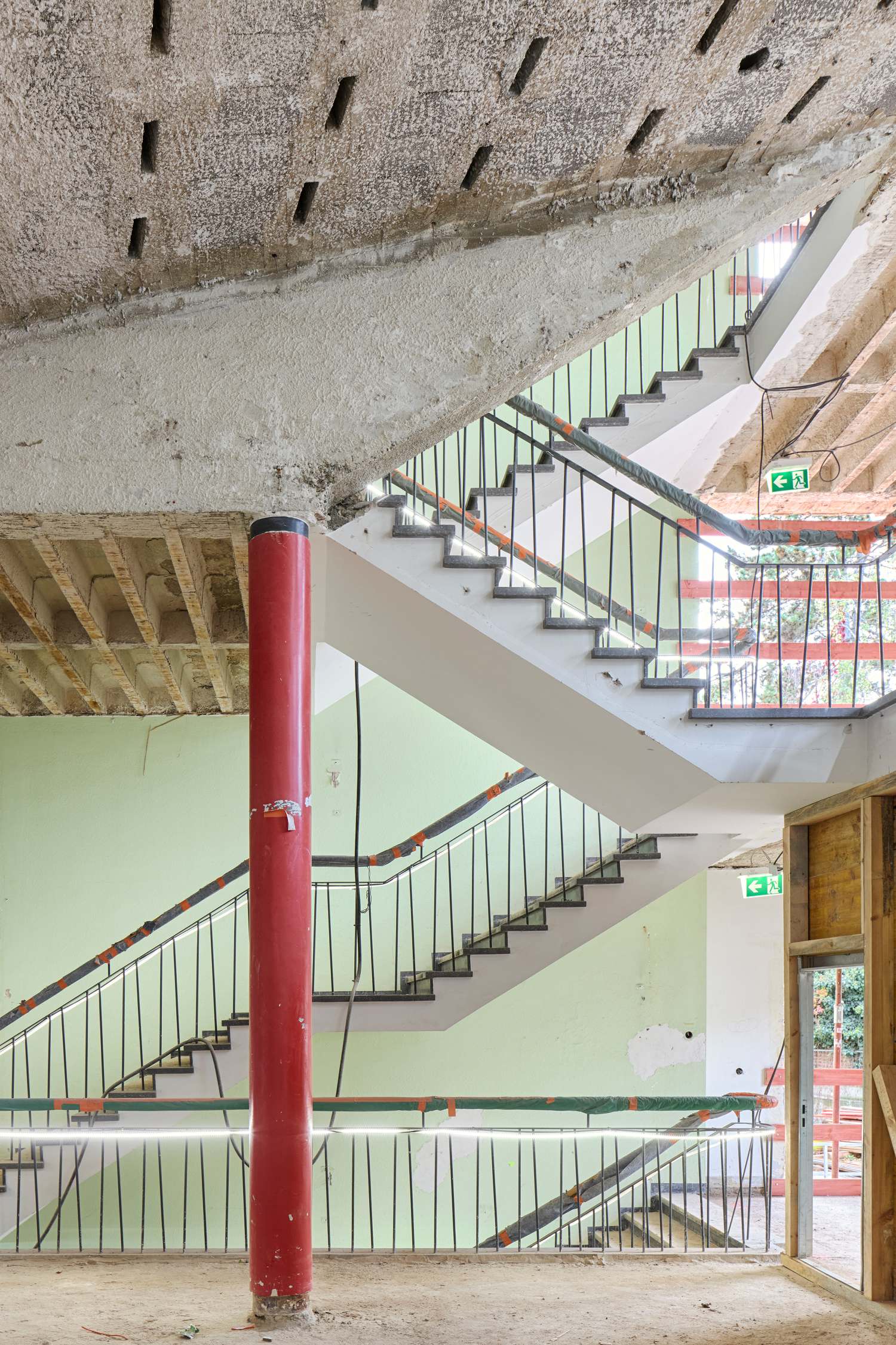 „Das bleibt“ trifft auf radikale Schnitte – Momente des Umbaus in der Gmelinstraße erinnern an Kunstinstallationen von Matta-Clark (3)