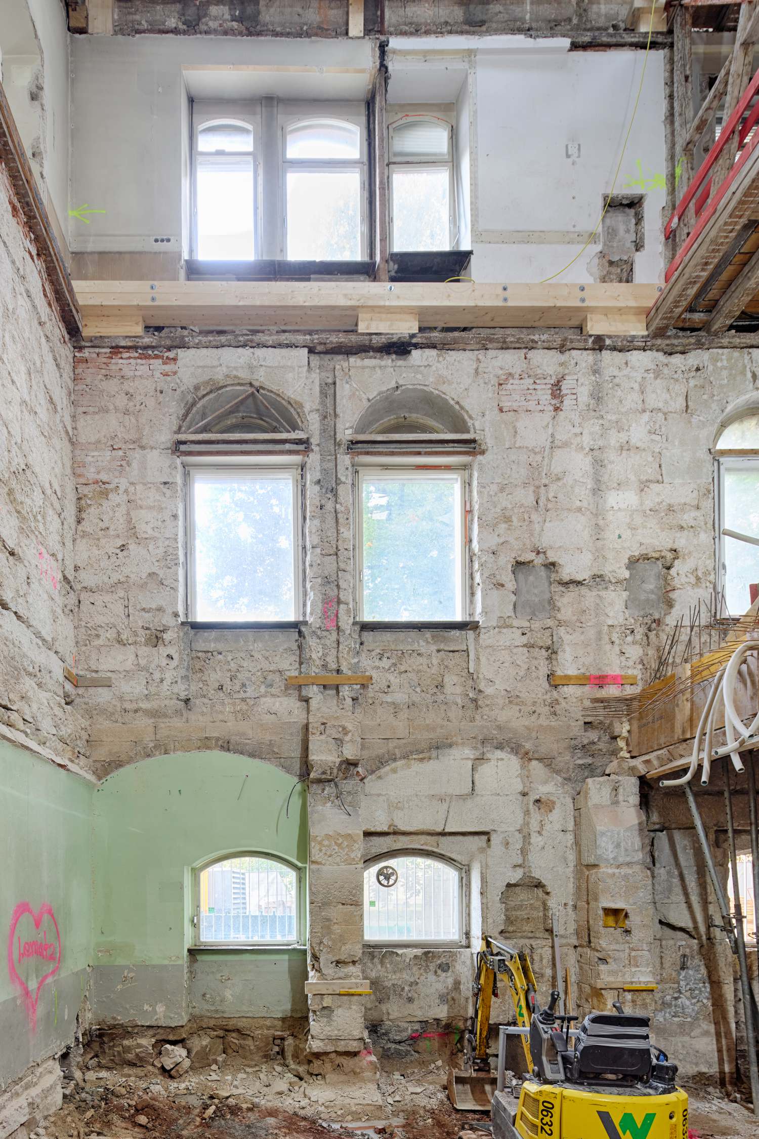 „Das bleibt“ trifft auf radikale Schnitte – Momente des Umbaus in der Gmelinstraße erinnern an Kunstinstallationen von Matta-Clark (2)