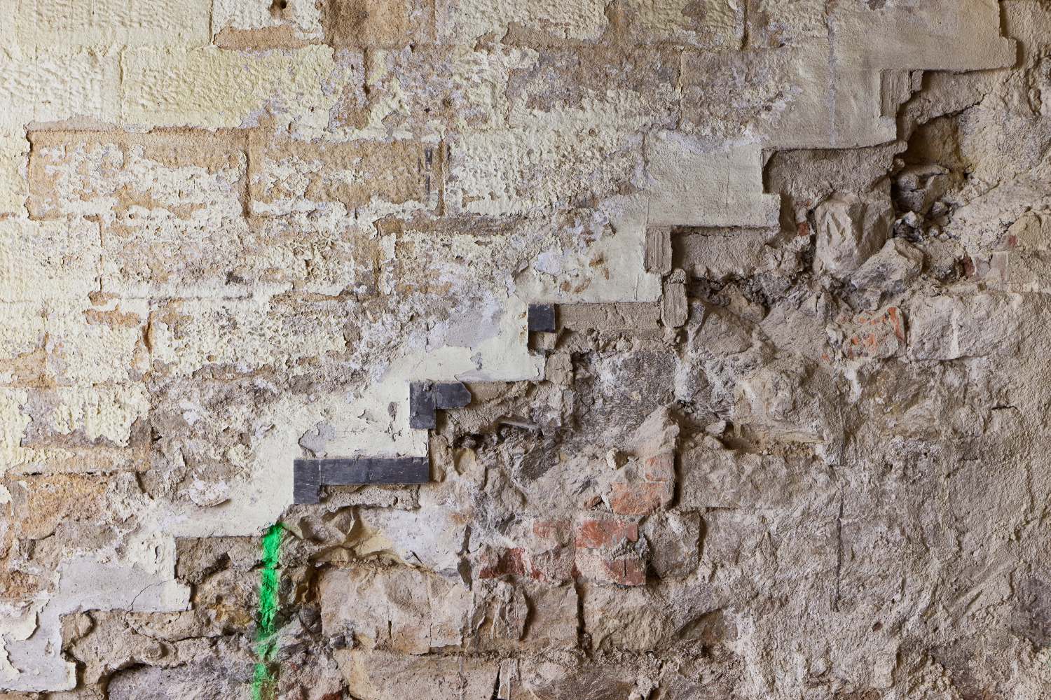 „Das bleibt“ trifft auf radikale Schnitte – Momente des Umbaus in der Gmelinstraße erinnern an Kunstinstallationen von Matta-Clark (7)