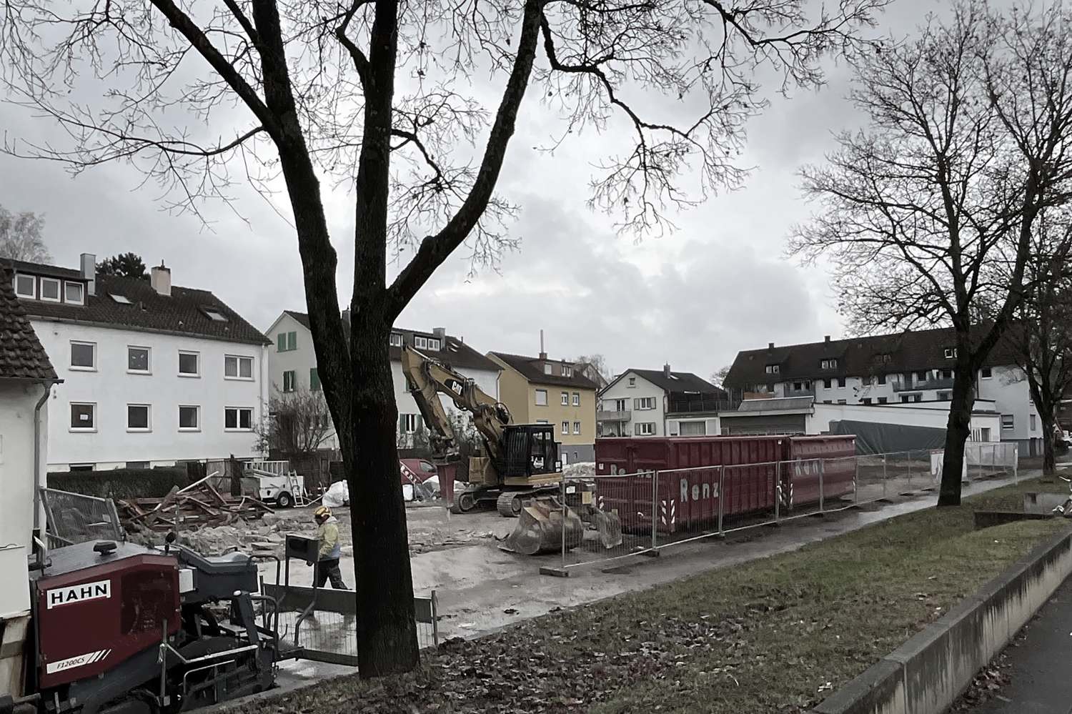 Der Abbruch ist schon beinahe fertig und der Baubeginn für die 25 Wohnungen und weiteren Ateliers steht unmittelbar bevor (2)