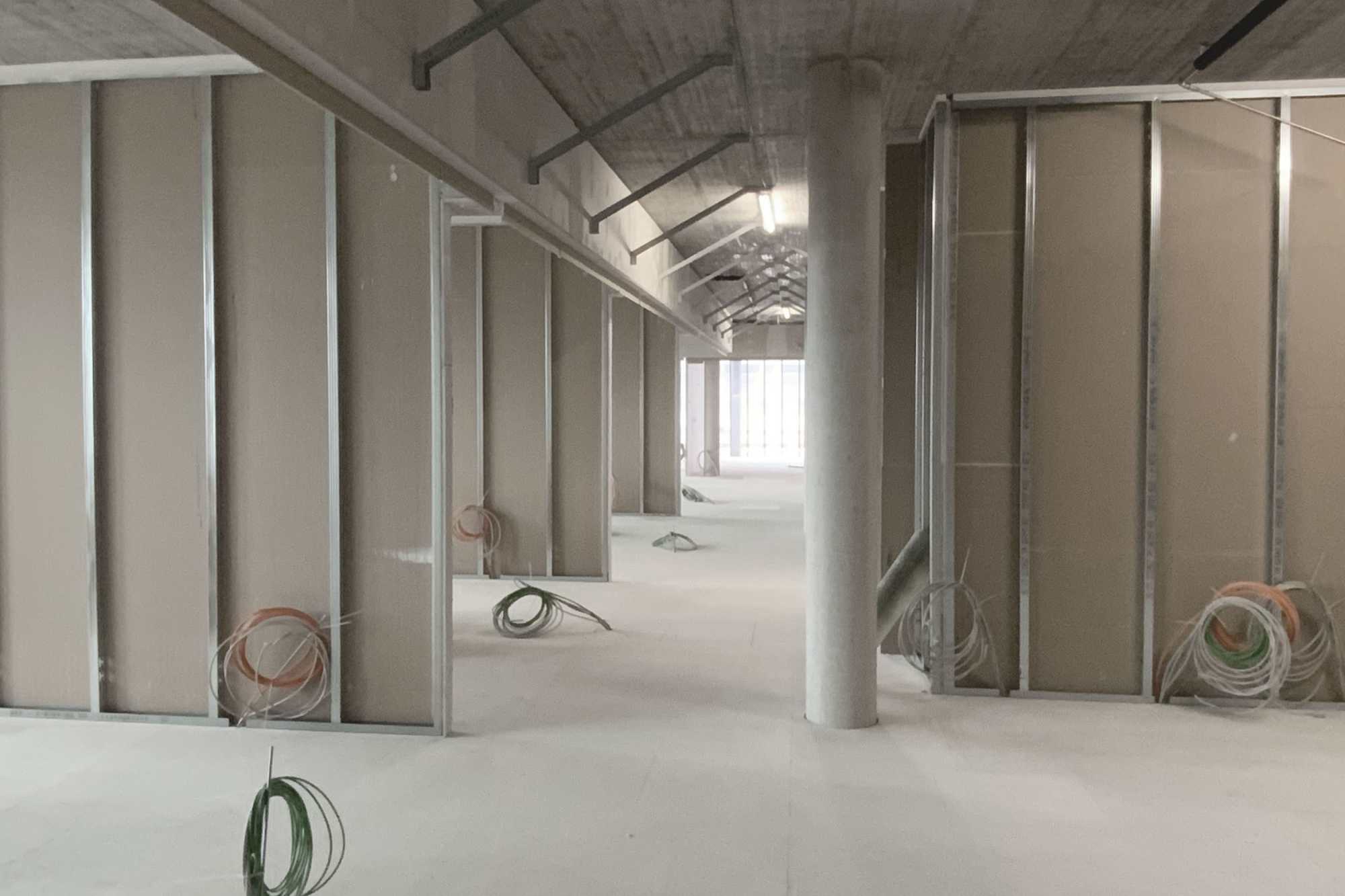 Die Innenräume im Forschungsgebäude zeichnen sich ab und der Hohlraumboden ist verlegt ({project_images:field_row_count})