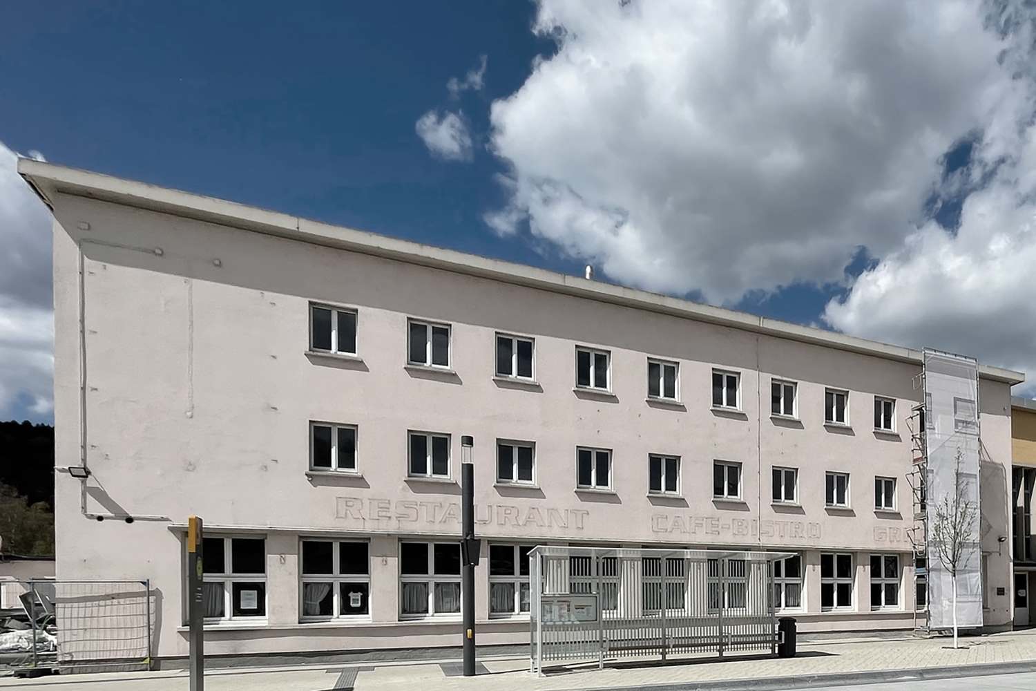 Die Einrüstung der Bahnhofsfassade erzählt schon einmal, welche Anmutung sie nach der denkmalpflegerischen Sanierung wieder haben wird (3)