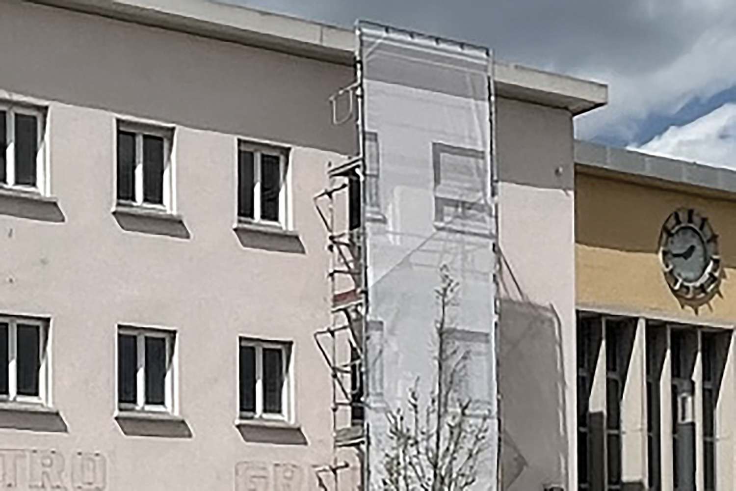 Die Einrüstung der Bahnhofsfassade erzählt schon einmal, welche Anmutung sie nach der denkmalpflegerischen Sanierung wieder haben wird (2)