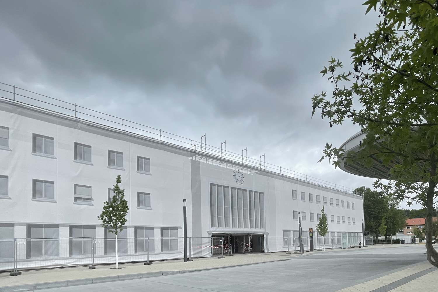 Das Fassadengerüst steht- die sanierte Fassade am Tuttlinger Bahnhof ist schon heute sichtbar (1)