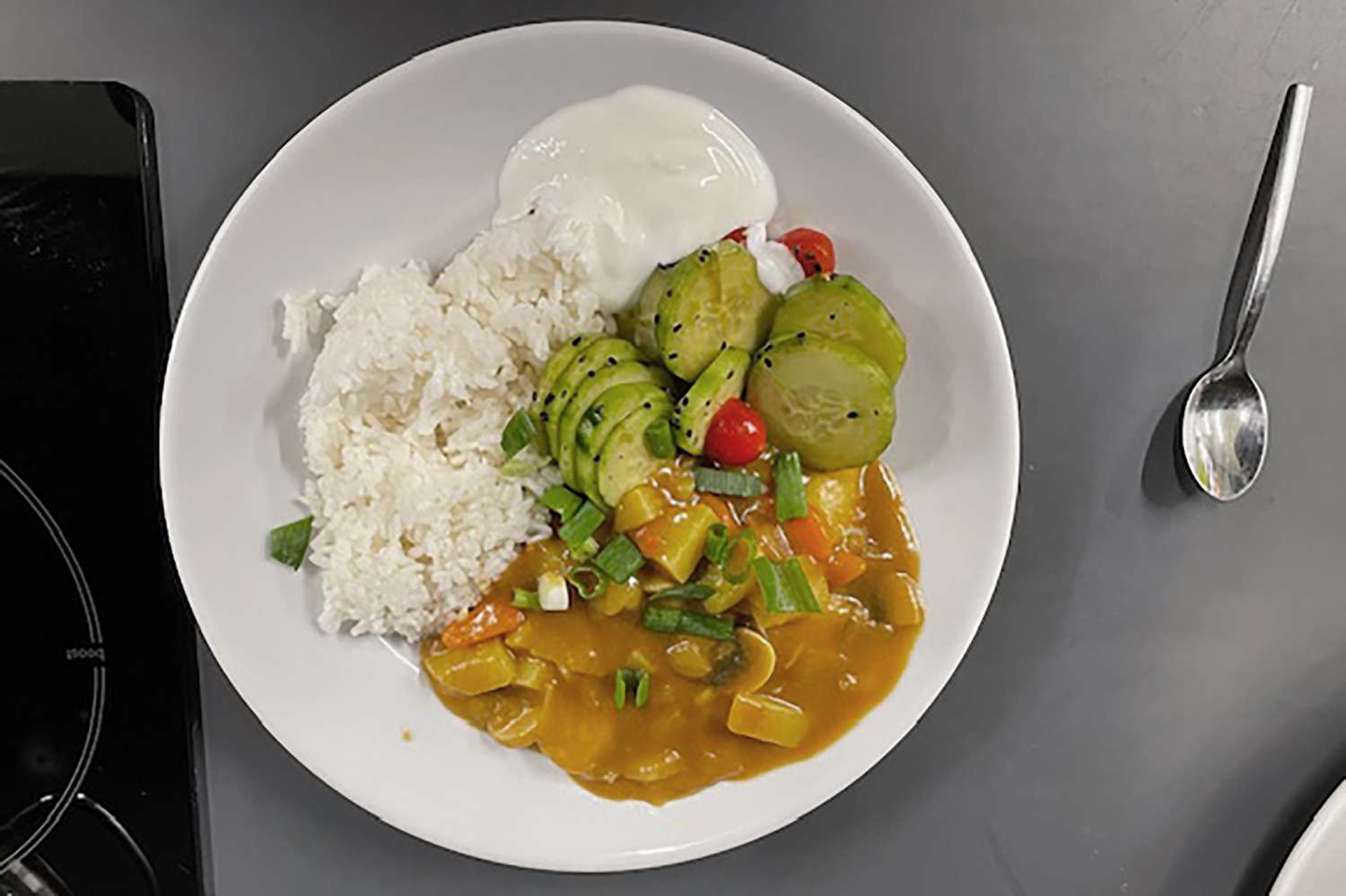 Das macht uns allen Spass: Ein frisch gekochtes japanisches Gemüsecurry als gemeinsames Mittagessen (1)