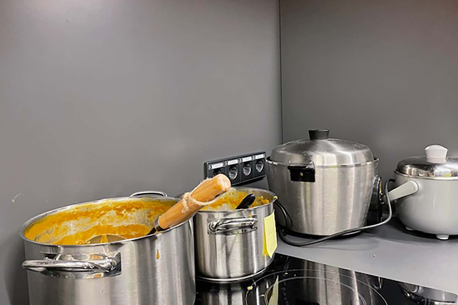 Das macht uns allen Spass: Ein frisch gekochtes japanisches Gemüsecurry als gemeinsames Mittagessen (2)