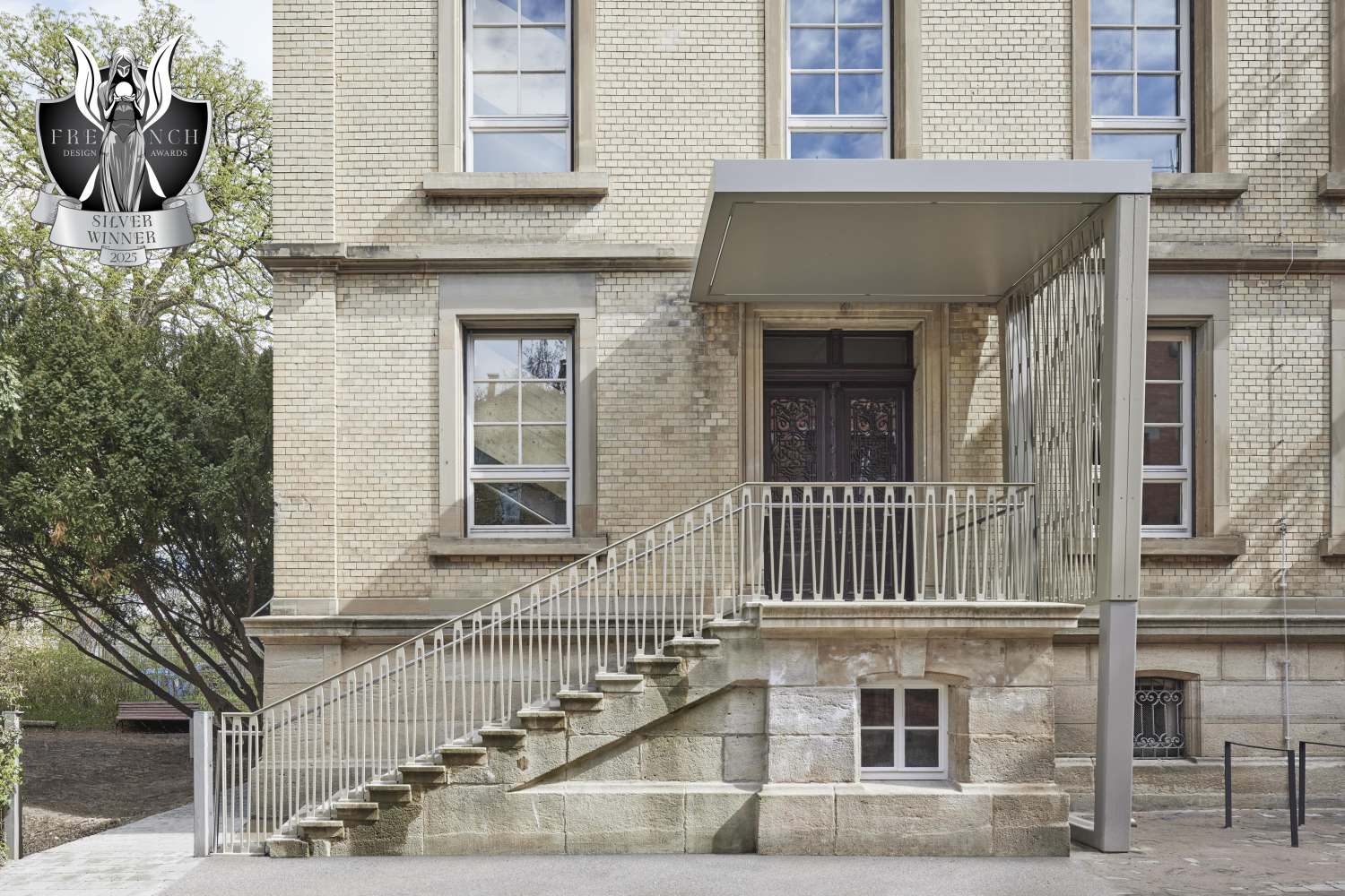 »French Design Awards 2025 Silver Winner« in der Kategorie »Architectural Design - Educational« von French Design Awards für die denkmalpflegerische Sanierung und den Umbau der Kinderhaus Planie (1)