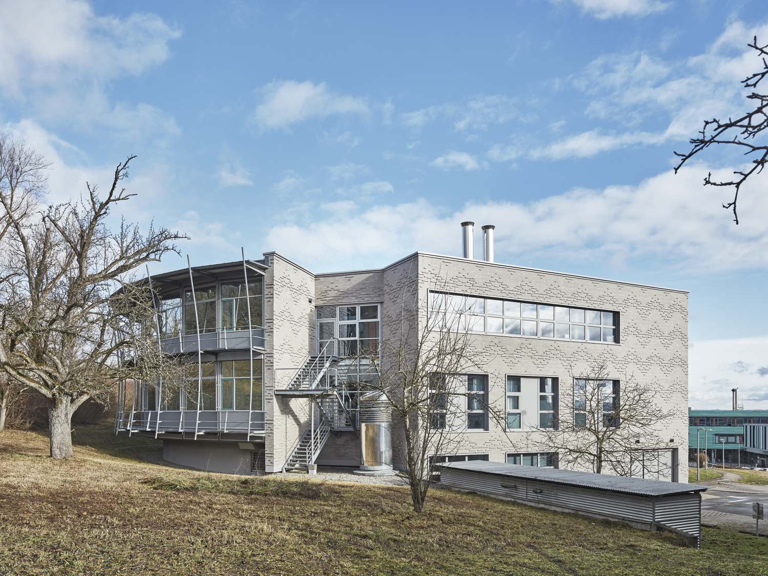 Der Gerüstabbau zeigt die neue Fassade nach der Sanierung vom Institut für klinische Anatomie und Zellanalytik ({project_images:field_row_count})