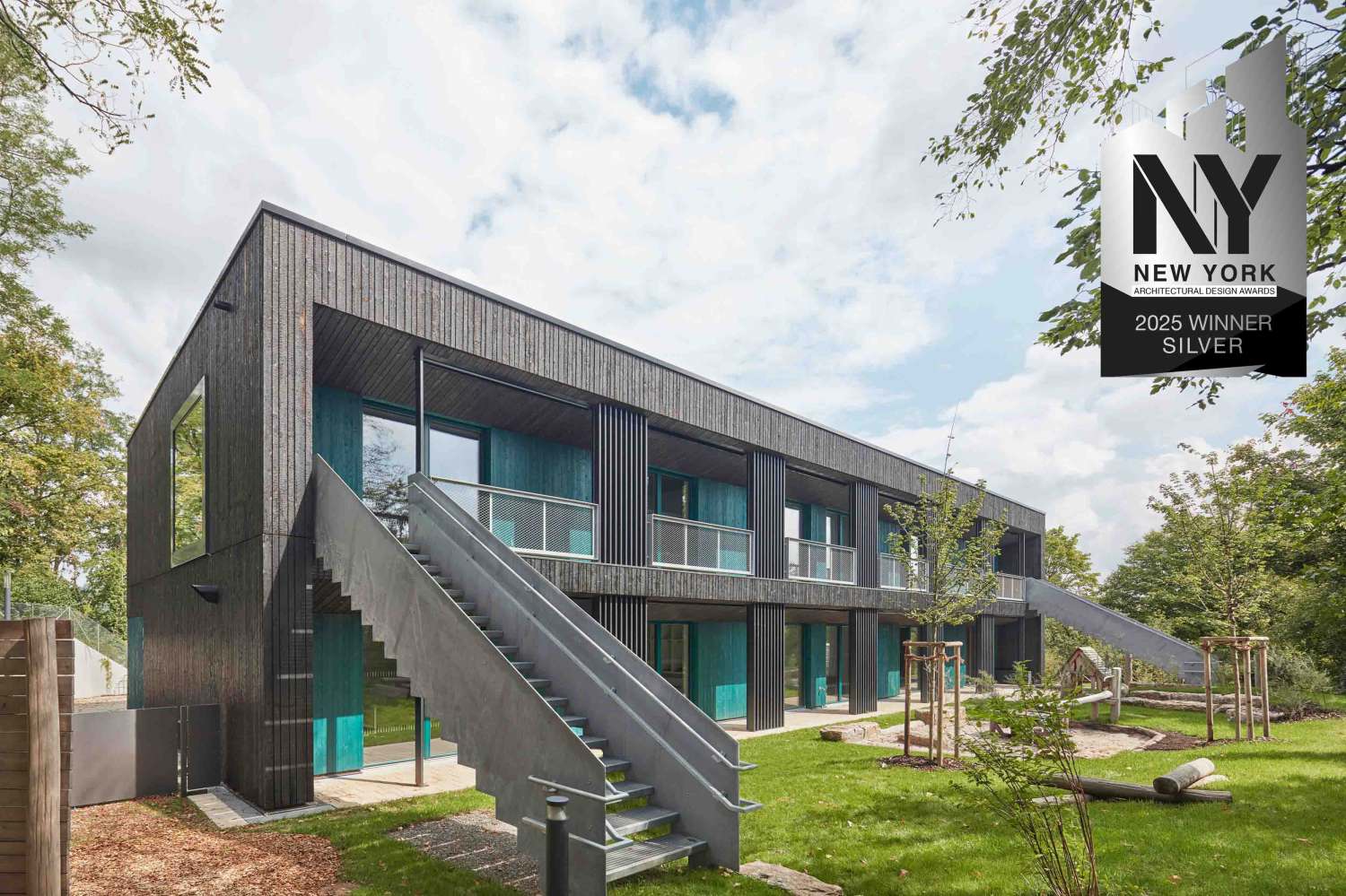 »New York Architectural Design Awards 2025 Silver Winner« in der Kategorie »Institutional Architecture Childcare / Youth Centre« für den Neubau der Kita Sofie Haug  (1)