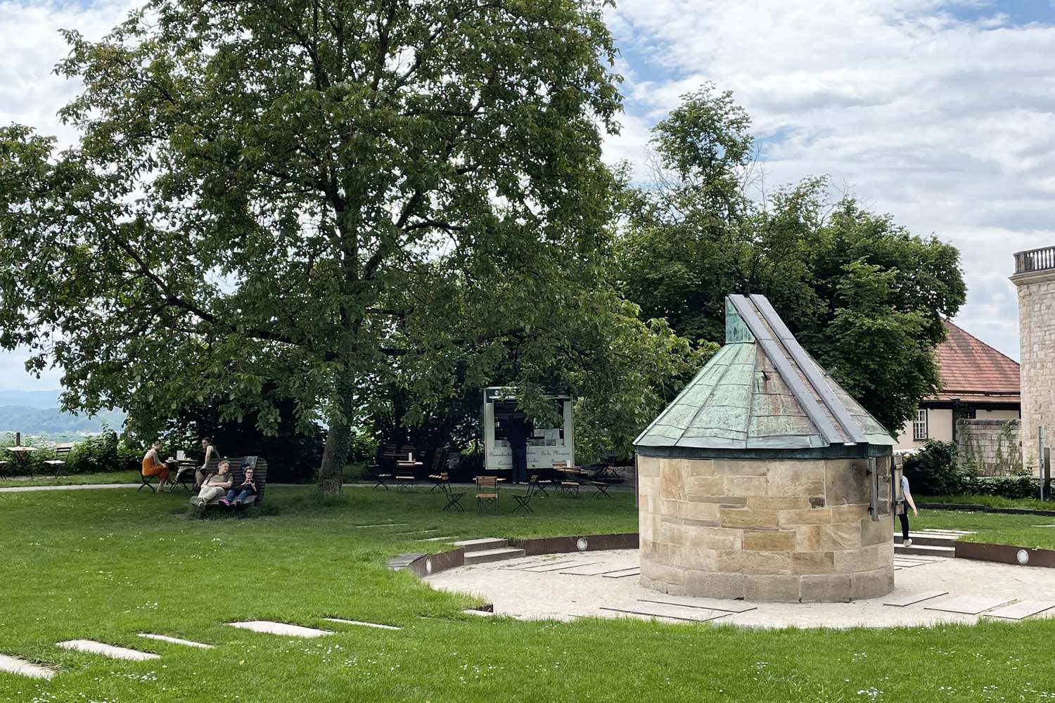 Historisches Observatorium und ein Espresso unter den Bäumen- Wiedereröffnung des Cafés auf der Ostbastion des Tübinger Schlosses  (2)