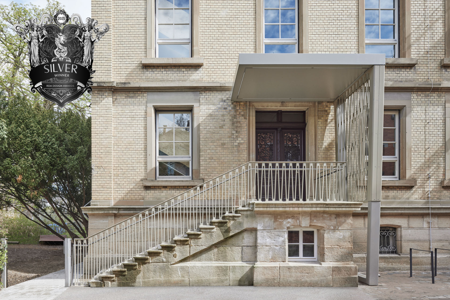 »Rome Design Awards 2025 Silver Award« in der Kategorie »Architectural Design / Educational« für die Denkmalpflegerische Sanierung und den Umbau Kinderhaus Planie (1)