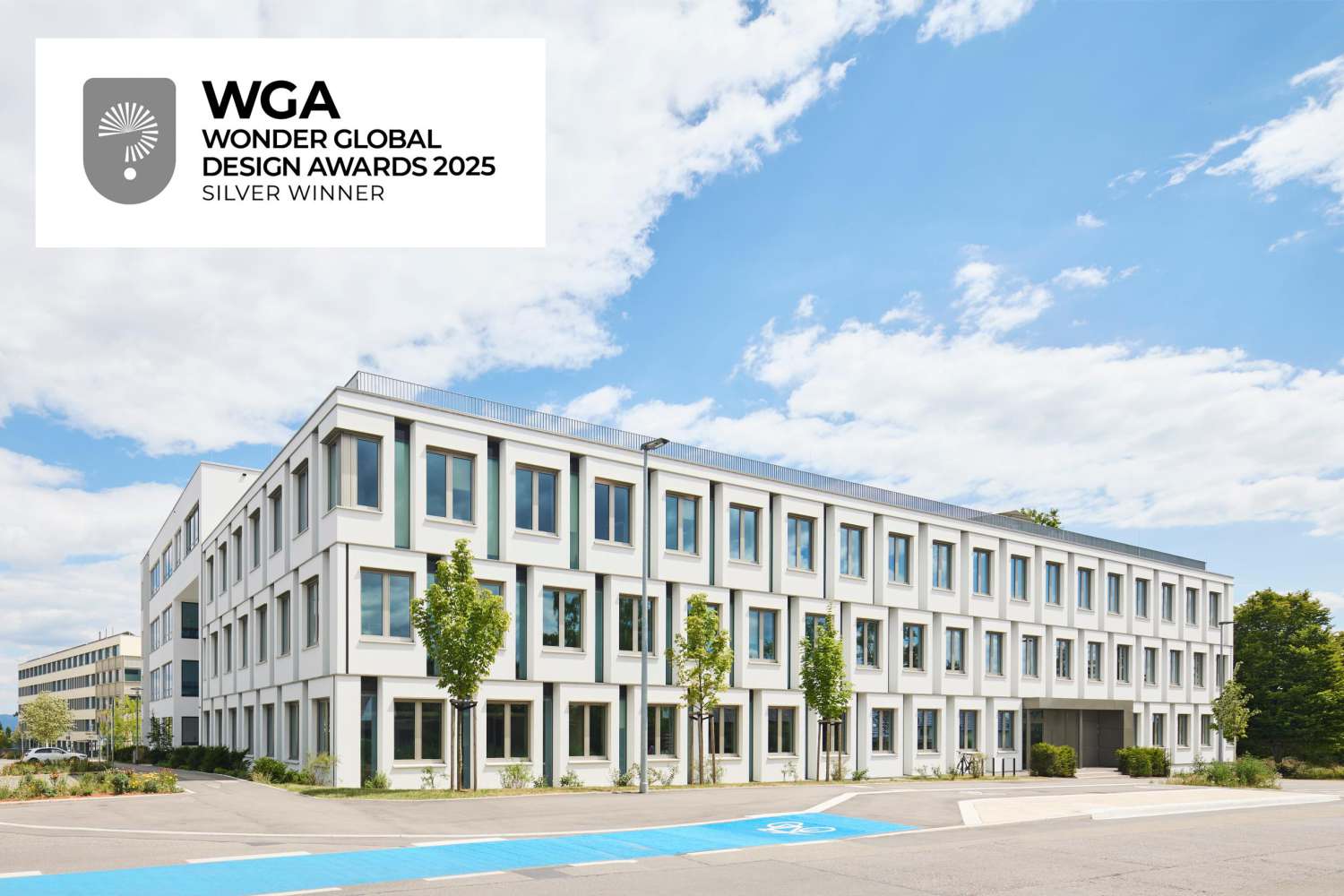 »Wonder Global Design Awards 2025 Silver Winner« in der Kategorie »Architecture / Healthcare facilities« für den Erweiterungsbau für Forschung, Praxen und Labore der Humangenetik (1)