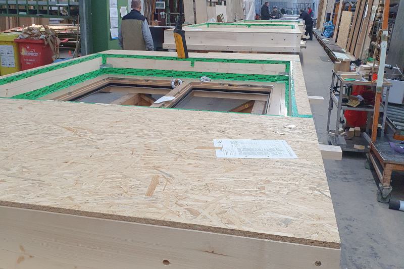Die Holzfassadenmodule sind gefertigt und die Montage hat begonnen (2)