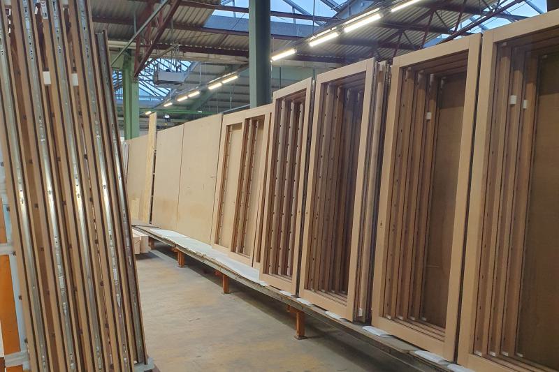 Die Holzfassadenmodule sind gefertigt und die Montage hat begonnen (3)