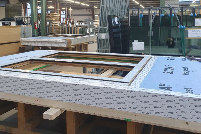 Die Holzfassadenmodule sind gefertigt und die Montage hat begonnen (5)