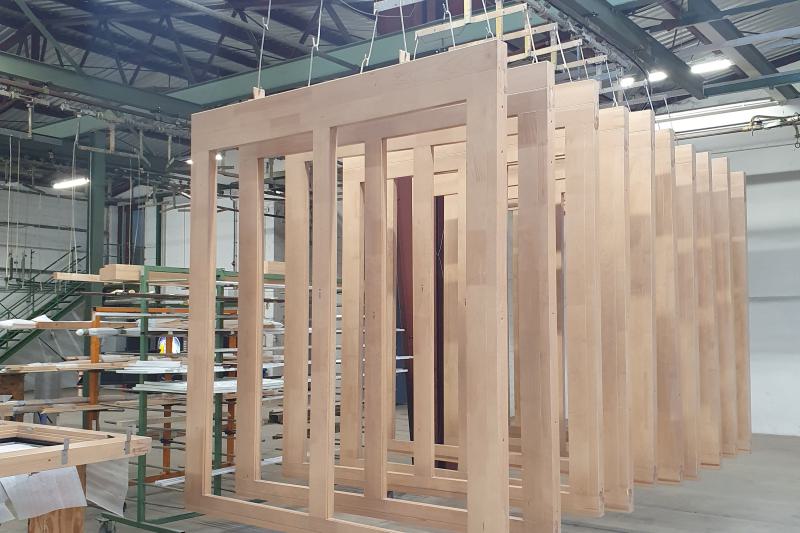 Die Holzfassadenmodule sind gefertigt und die Montage hat begonnen (4)