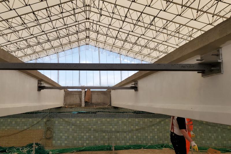 Freie Sicht auf der Baustelle: Das Schwimmhallenbecken ist abgelassen und das Hallendach ist abgedeckt.  (1)
