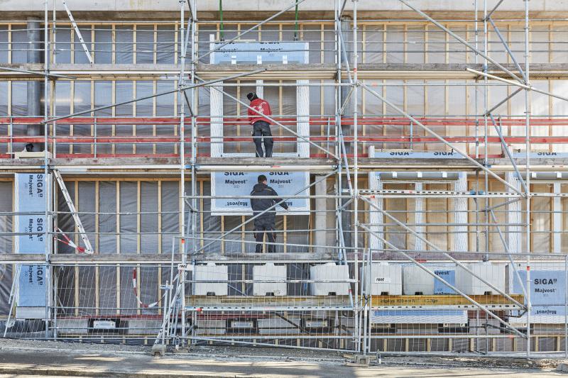 Die Holzfassadenmodule sind gefertigt und die Montage hat begonnen (1)