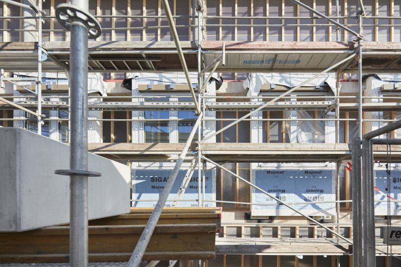 Die Holzfassadenmodule sind gefertigt und die Montage hat begonnen (6)