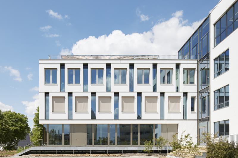 Cube stellt vor »Einprägsamer Rhythmus Erweiterungsbau für Forschung, Praxen und Labore der Humangenetik zeigt sich offen und einladend« (1)