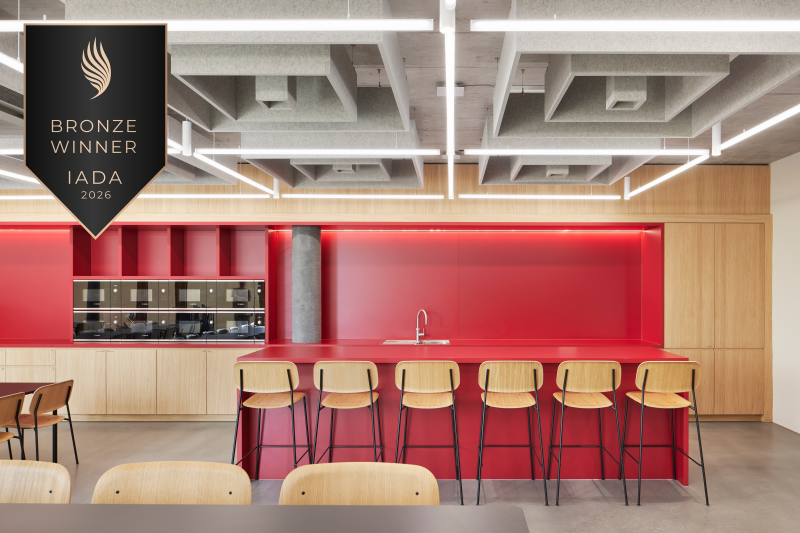 »International Architecture & Design Awards 2026 Bronze Winner« in der Kategorie »Healthcare & Medical Facility Design« für den Erweiterungsbau für Forschung, Praxen und Labore der Humangenetik (1)