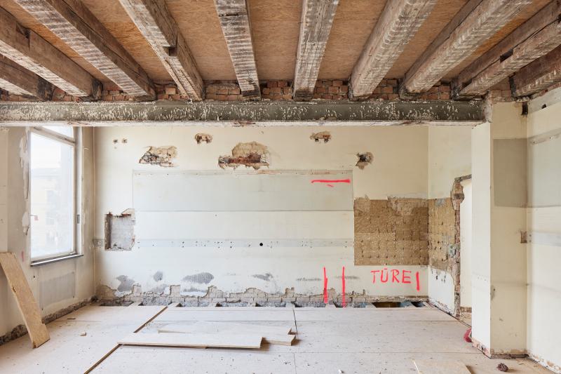 „Das bleibt“ trifft auf radikale Schnitte – Momente des Umbaus in der Gmelinstraße erinnern an Kunstinstallationen von Matta-Clark (6)