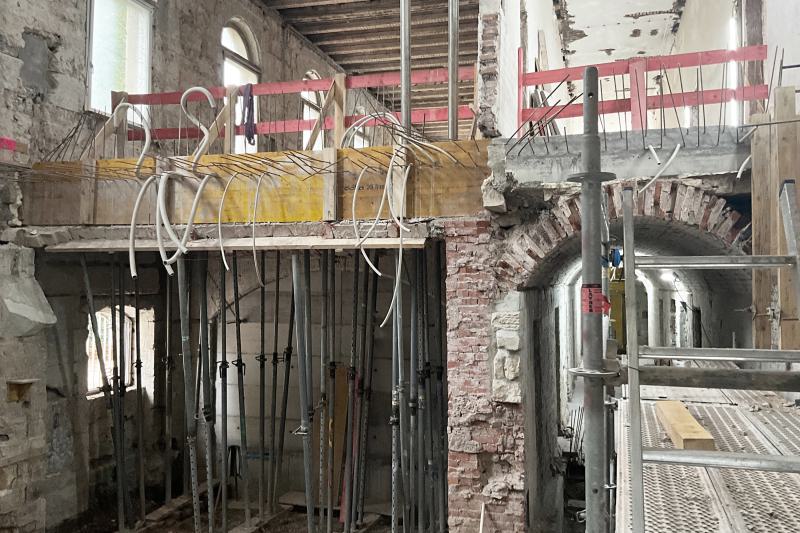 Fortschritt der Rohbauarbeiten im Denkmal- aktueller Stand: Stabilisierung und Einschnitt neues Treppenhaus (2)