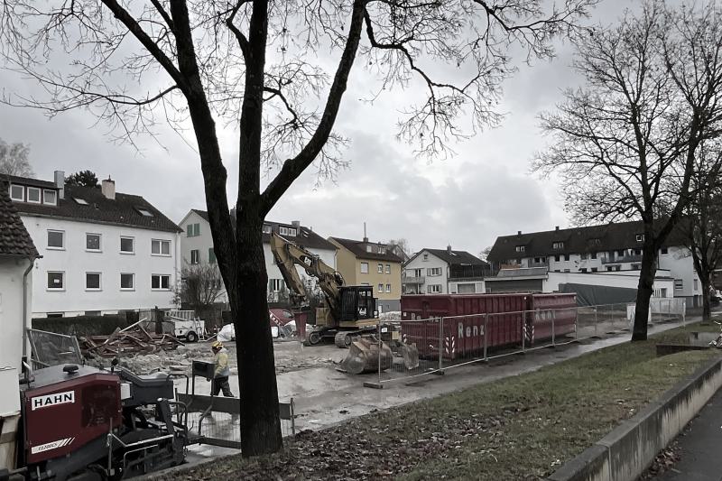 Der Abbruch ist schon beinahe fertig und der Baubeginn für die 25 Wohnungen und weiteren Ateliers steht unmittelbar bevor (2)