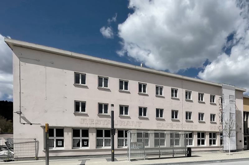 Die Einrüstung der Bahnhofsfassade erzählt schon einmal, welche Anmutung sie nach der denkmalpflegerischen Sanierung wieder haben wird (3)