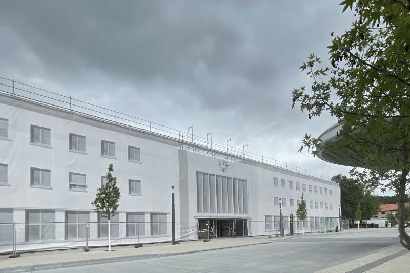Das Fassadengerüst steht – die sanierte Fassade am Tuttlinger Bahnhof ist schon heute sichtbar (1)