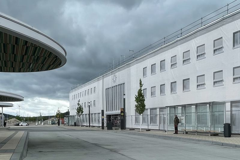 Das Fassadengerüst steht – die sanierte Fassade am Tuttlinger Bahnhof ist schon heute sichtbar (2)