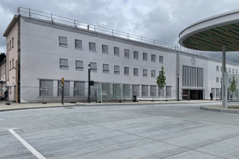 Das Fassadengerüst steht – die sanierte Fassade am Tuttlinger Bahnhof ist schon heute sichtbar (3)