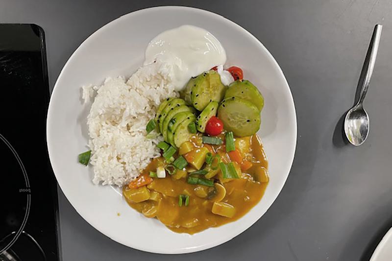 Das macht uns allen Spass: Ein frisch gekochtes japanisches Gemüsecurry als gemeinsames Mittagessen (1)
