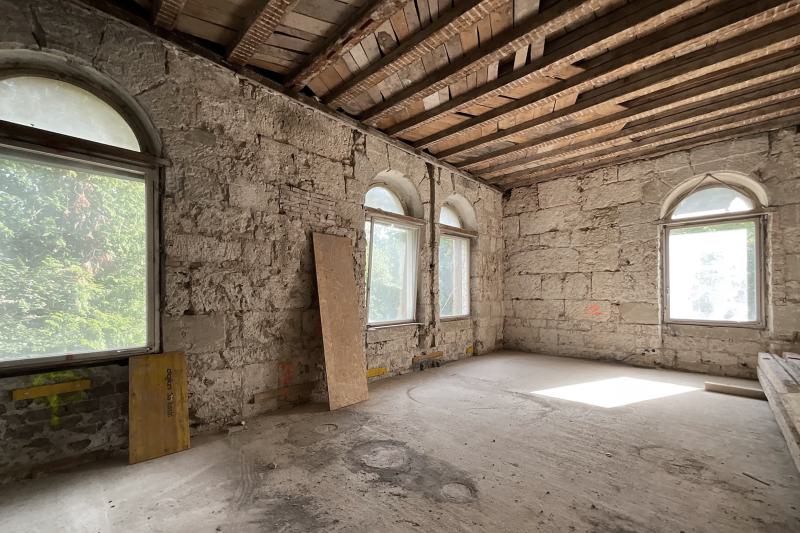 Fortschritt der Rohbauarbeiten im Denkmal- aktueller Stand: Stabilisierung und Einschnitt neues Treppenhaus (5)