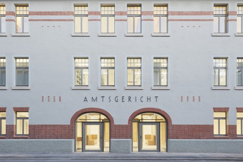 Kurz vor Bezug besichtigt unser Büroteam die denkmalpflegerische Sanierung und den Umbau Amtsgericht Schellingstraße (1)
