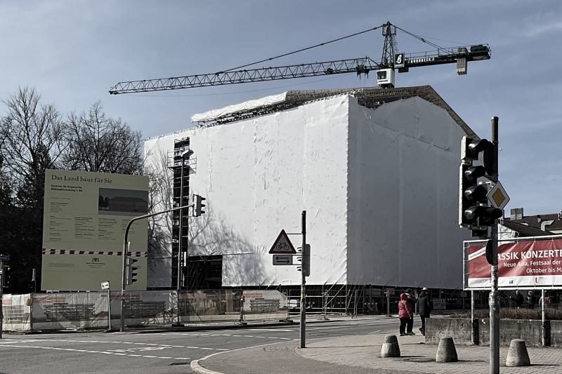 Ganz in Folie – das Denkmal geht in Deckung (1)