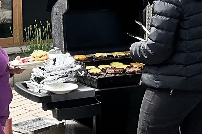 Wintergrillen im Frühling – unser Büro- Burger- Bash (5)