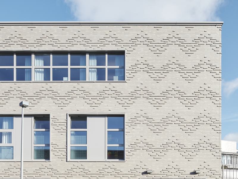 Der Gerüstabbau zeigt die neue Fassade nach der Sanierung vom Institut für klinische Anatomie und Zellanalytik (3)