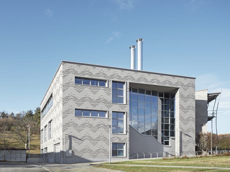 Der Gerüstabbau zeigt die neue Fassade nach der Sanierung vom Institut für klinische Anatomie und Zellanalytik (4)
