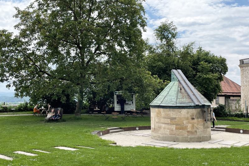 Historisches Observatorium und ein Espresso unter den Bäumen- Wiedereröffnung des Cafés auf der Ostbastion des Tübinger Schlosses  (2)