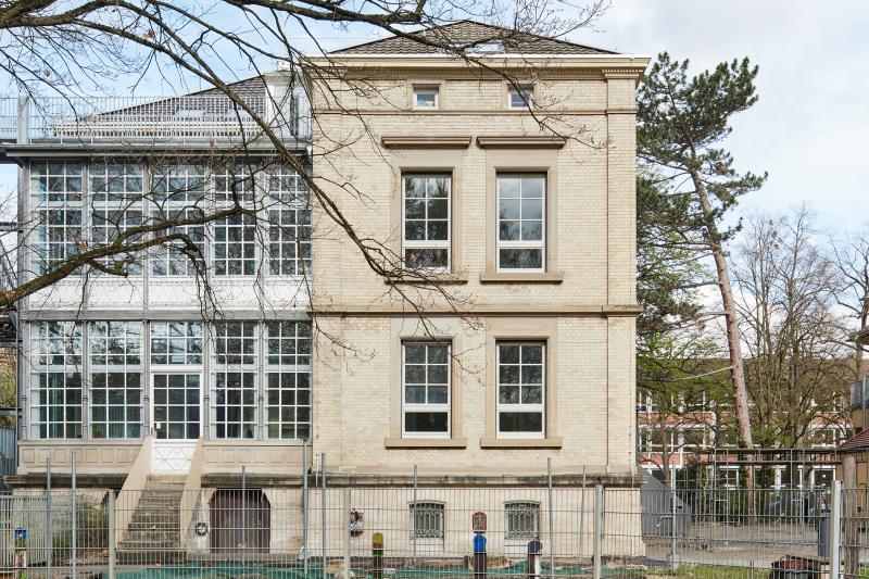 Zeitreise: Die neue Küche in der denkmalgeschützten Kindervilla zitiert die alte Feuerstätte (4)